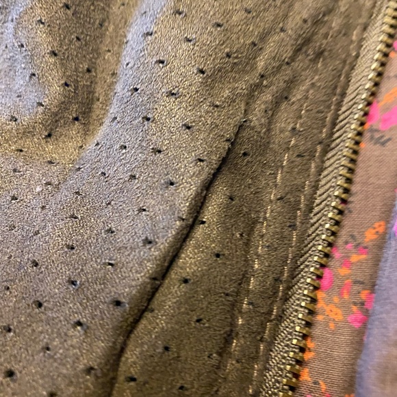 Cute zipper jacket woth floral inside! - Picture 3 of 9